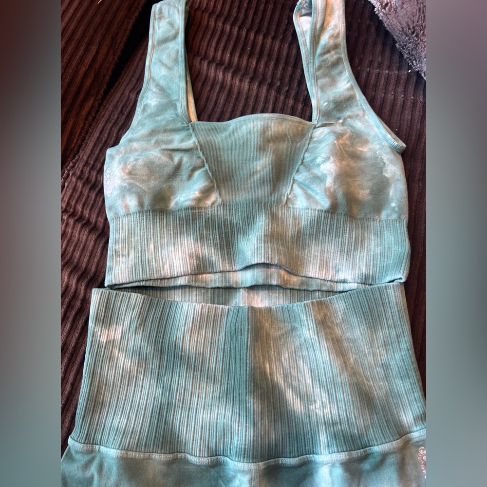 Free People Movement Tie dye Work Out Set!